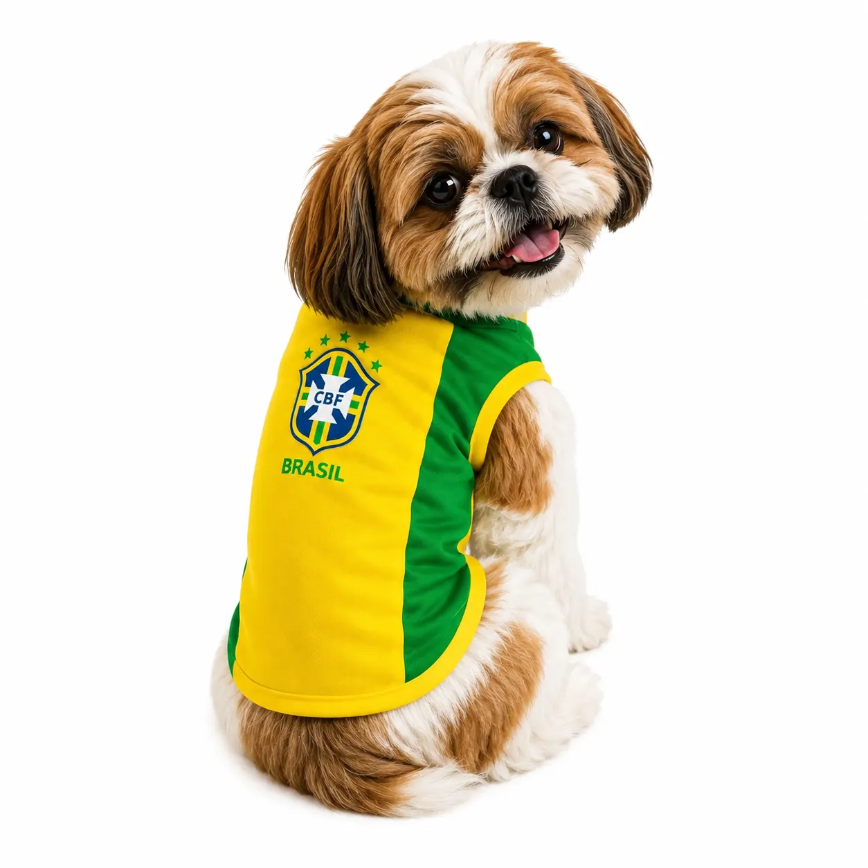 Cachorro usando camisa pet verde e amarela